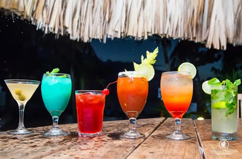 Cocktails at Maya Princess Roatan
