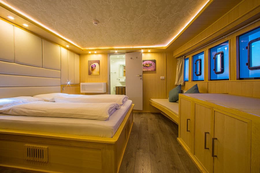 Master Main Deck - image