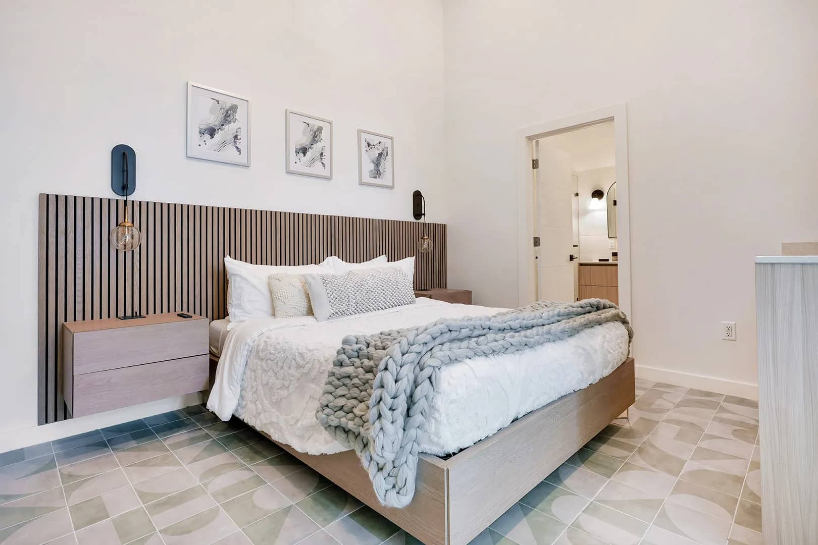 Island View Deluxe Queen - image Island View Deluxe Queen - image