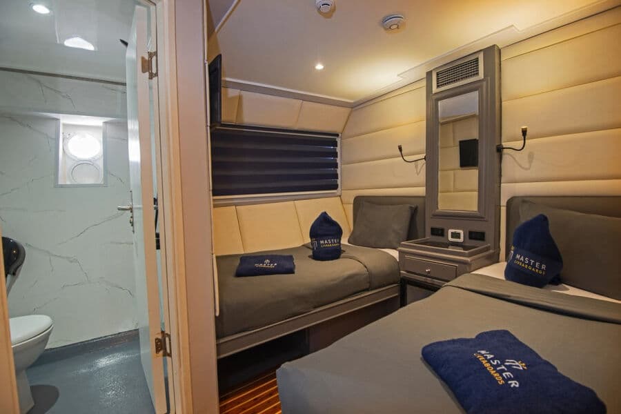 Classic Twin/Double (Single and Double Bed) Lower Deck - image Classic Twin/Double (Single and Double Bed) Lower Deck - image